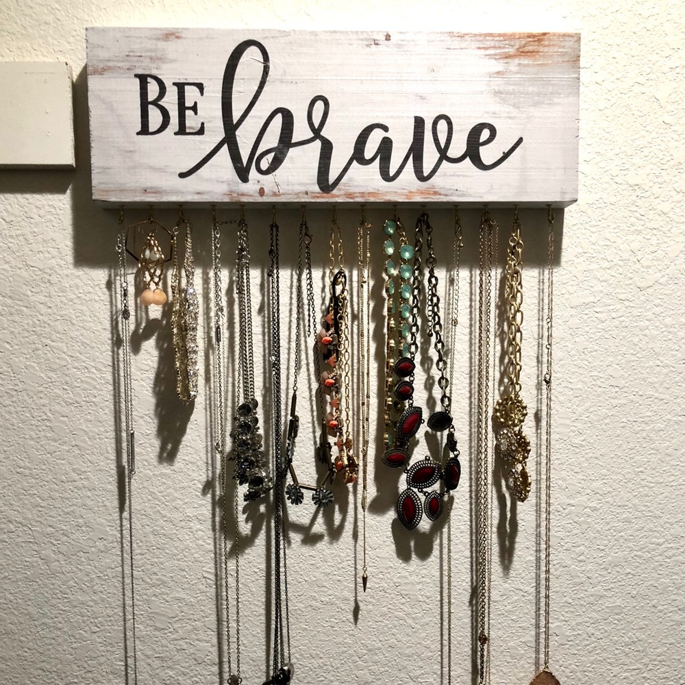 Necklace and jewelry wall organizer